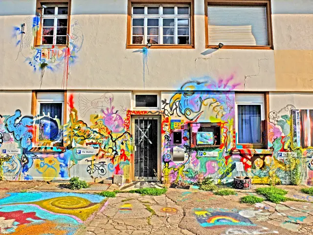 Einst Vereinsheim für Fotokünstler, jetzt für Objekt für Fassadensprayer.  | Foto: Alfred Schramm