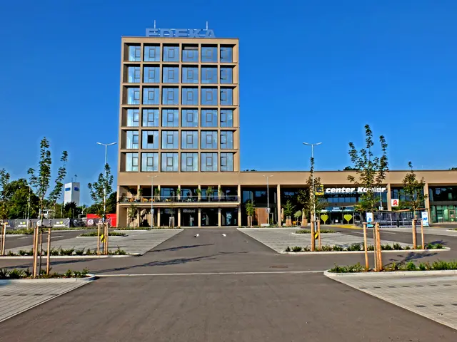 ...der sich gut für Architekturaufnahmen eignet, ist das neue EDEKA-Dienstleistungszentrum mit angeschlossenem Lebensmittelmarkt. | Foto: Alfred Schramm