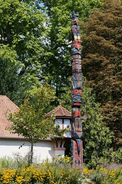 Der Totempfahl wurde 1977 von den kanadischen Streitkräften gestiftet – als Dank für die Gastfreundschaft der Stadt Lahr während ihrer Stationierung.
Insgesamt wird der Totempfahl als ein wertvolles, aber vergängliches Denkmal wahrgenommen – eines, das man nicht ersetzen kann, sondern dessen natürlicher Zerfall respektvoll begleitet wird