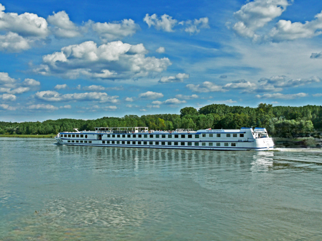 ...auf der Höhe von Kappel-Grafenhausen bei der Rheinfähre. 
Die MS Swiss Diamond ist auf Flüssen in der Mitte Europas unterwegs.
Ihre Länge beträgt 101,30 Meter, die Breite 11,60 Meter und sie hat einen Tiefgang von 1,30 Meter.







 | Foto: Alfred Schramm