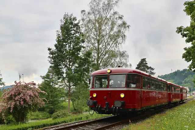 Anlässlich des großen Jubiläums „150 Jahre Renchtalbahn“ und der Heimattage Baden-Württemberg in Oberkirch, kehrt der historische Schienenbus auf die Renchtalbahn zurück. Nur am 16 Mai 2026