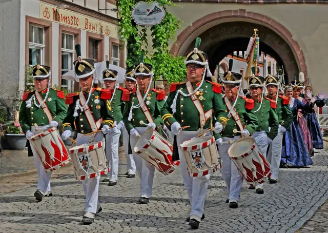 Unter den Klängen von Trommeln und Fanfaren zog die Gengenbacher Bürgergarde, begleitet von den Alt-Gengenbacherinnen, durch den renovierten Obertorturm hin zum historischen Marktplatz, wo am 4./5.Juli das 18. Gengenbacher Altstadtfest stattfand. | Foto: Alfred Schramm