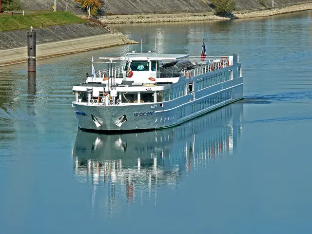 ... in Anfahrt auf die Schleuse Straßburg.

Die MS Victor Hugo ist ein Flusskreuzfahrtschiff der französischen Reederei ⁠CroisiEurope, und wird unter anderem auf dem Rhein, der Donau und der Elbe eingesetzt. Das Schiff wurde nach dem berühmten französischen Schriftsteller Victor Hugo benannt.  | Foto: Alfred Schramm