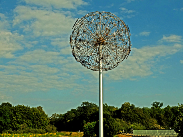 Diese Nachbildung einer "Pusteblume" gehört zu den Kunstwerken, die sich am Skulpturenweg im Bereich von Neuried befinden. Erschaffen wurde sie von dem Künstler Walter Henninger. Zu sehen ist sie am Rand der Ichenheimer Straße. | Foto: Alfred Schramm