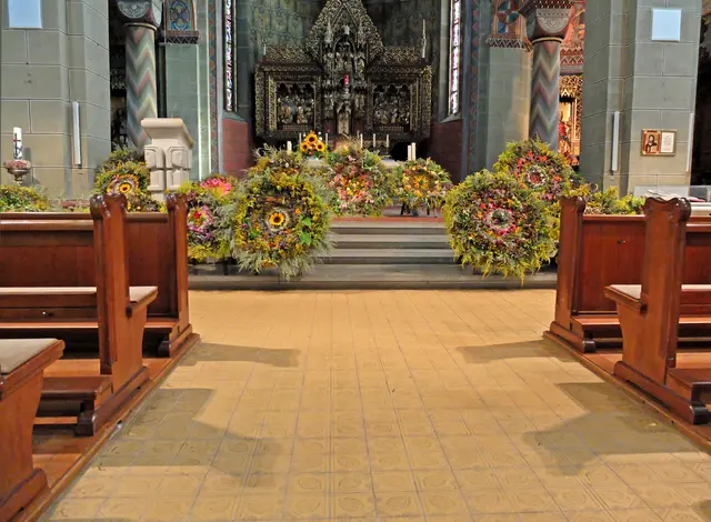 Diese stehen vor dem Altar der Gengenbacher Stadtkirche St. Marien. 
An Mariä Himmelfahrt findet dort die traditionelle Kräuterbüschelweihe statt. Nach dem Gottesdienst werden diese kunstvollen Gebinde aus Heilkräutern und Blumen zum Marktplatz getragen und dort zur Freude zahlreicher Zuschauer vor dem Rathaus prämiert. | Foto: Alfred Schramm